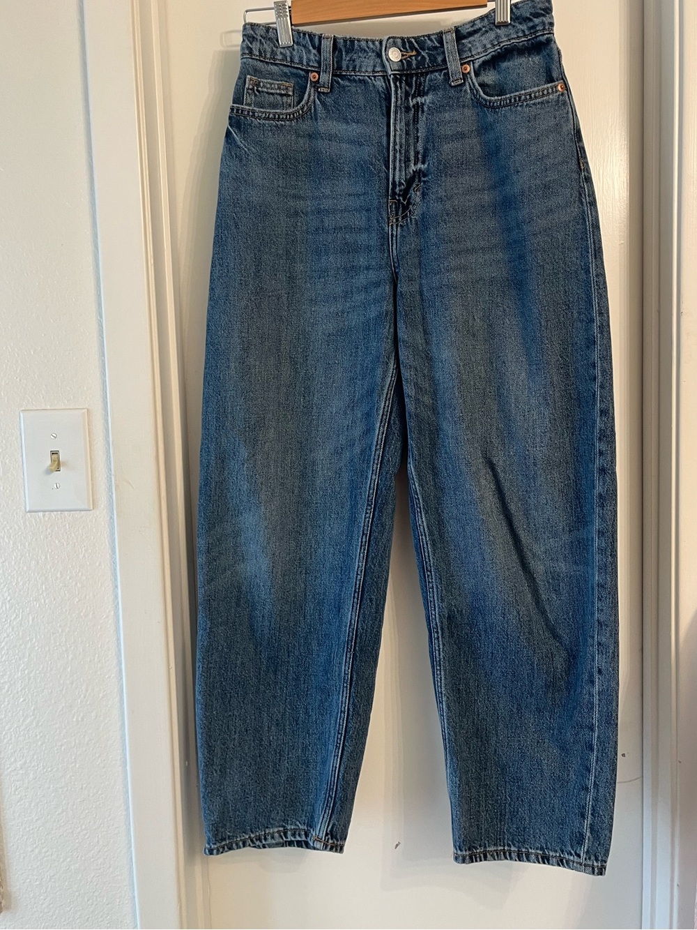 H&M Barrel , Lose Fit, High Waist Jeans in Medium Blue Wash